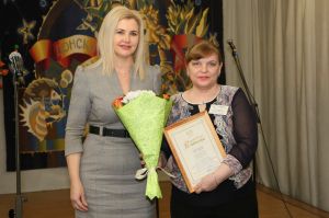 Вручение награды МКРО главному бухгалтеру С.Ф.Богославской