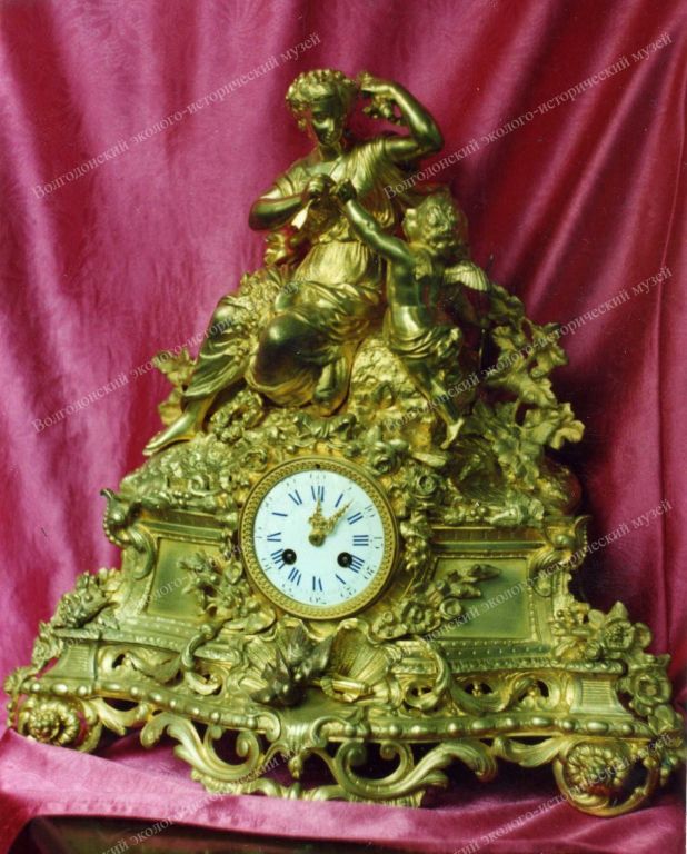 Часы каминные "Венера и Амур". Франция. XIX в. Бронза, горячее золочение, литье, прочеканка. 