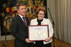 И.А.Гуськов вручает Почетную Грамоту губернатора области В.Ю.Голубева И.В.Павлинок