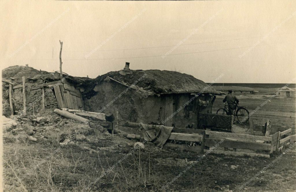 Фотография черно-белая. "Полуземляночные строения в поселке Ново-Соленом, 1949 год". Фотобумага.