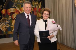 Вручение награды администрации города И.В.Павлинок