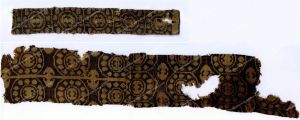 Фрагменты согдийской шелковой ткани с "двойными секирами". Согд. (Средняя Азия). VIII–IX вв. н.э. Ткань: самит.