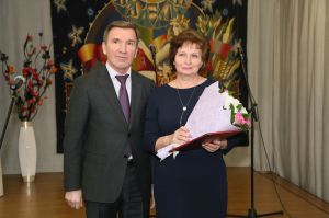 Вручение награды главному хранителю Т.Н.Краевой