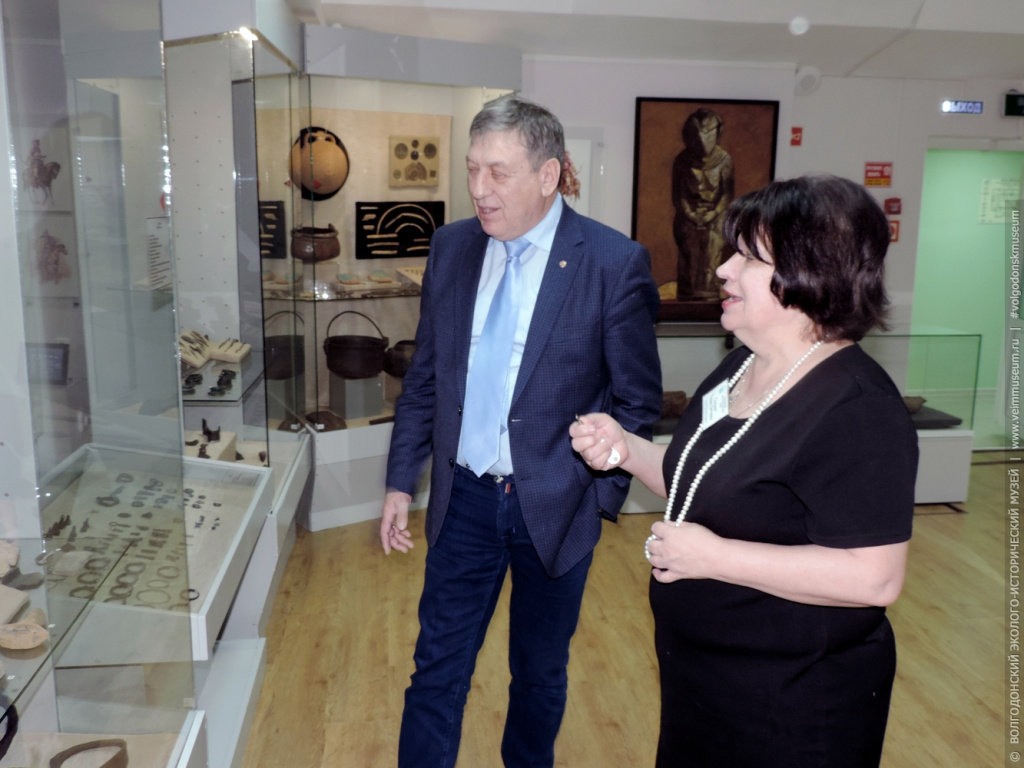 В.А. Фирсов в экспозиционном зале со старшим научным сотрудником музея Т.Н. Скакуновой
