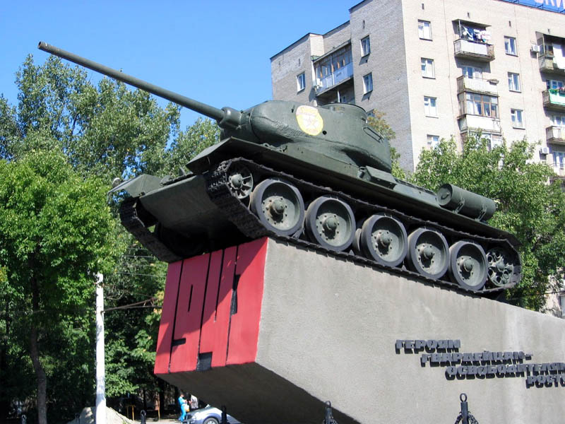 Памятник «Танк Т - 34 воинам освободителям».jpg