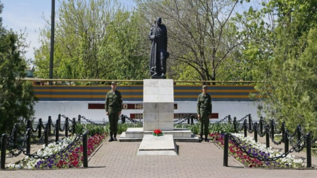 Памятник павшим воинам в Великой Отечественной войне на братской могиле. Красный Яр.JPG