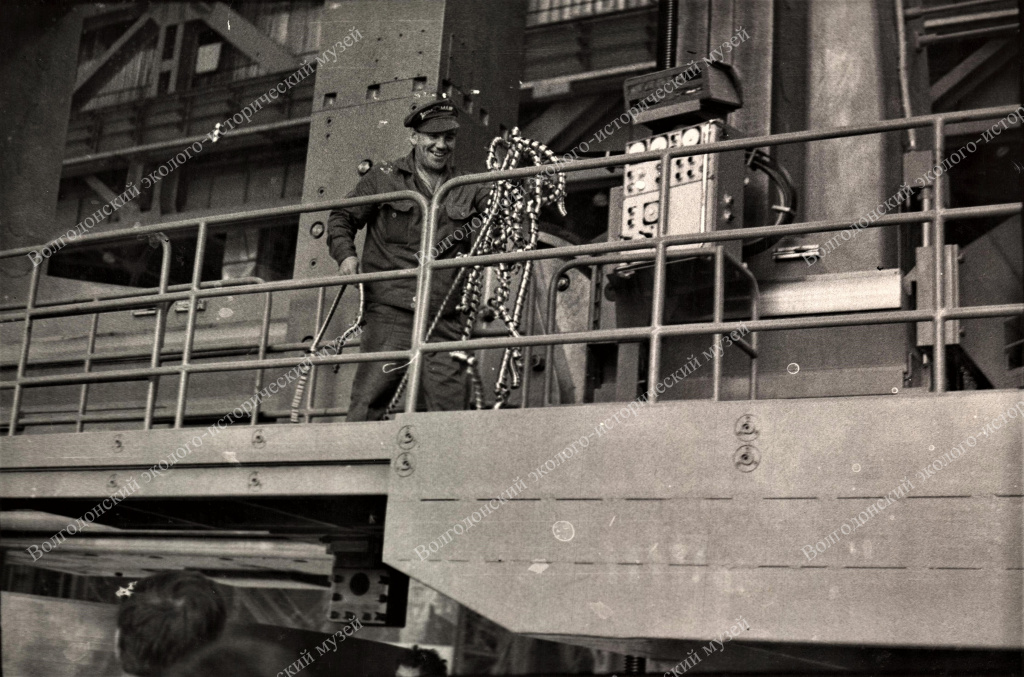16. Первая стружка с корпуса первого атомного реактора. 1980 г.JPG