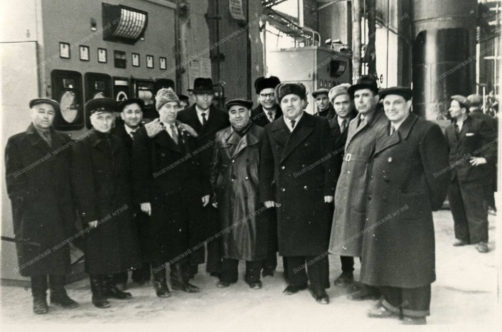 1958 г.Г.Б. Альтерман с группой товарищей в главном корпусе ВХК.jpg