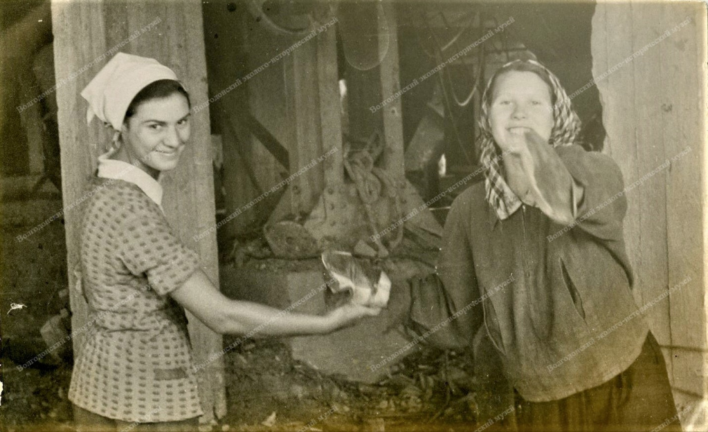 9. Надя Трофимова и Раиса Гришина. 1957 г..jpg