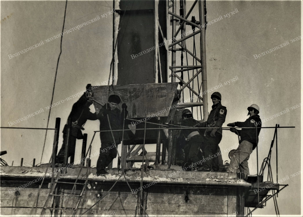 7. Звено Анатолия Аношкина устанавливает первую колонну на главном корпусе завода. 1975 г.jpg