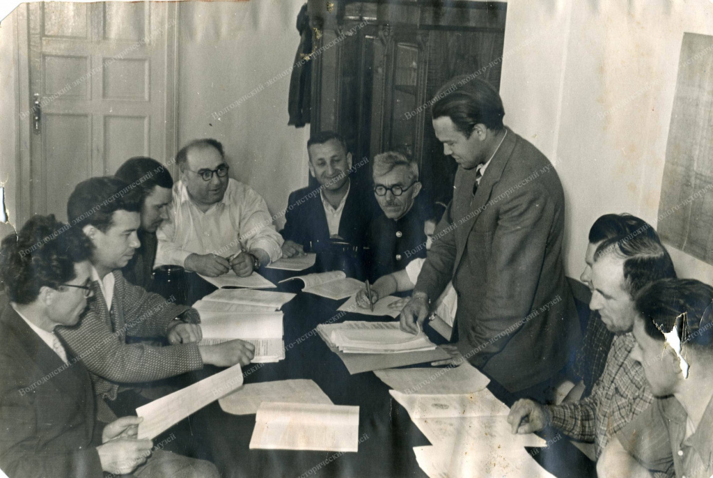 1957-58 гг. Планерка в кабинете первого директора Волгодонского химического завода Альтермана Григория Борисовича.jpg