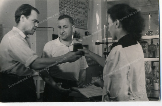 Москвин В.Д. и Болотин И.М. в лаборатории  Конец 1960-х гг.jpg