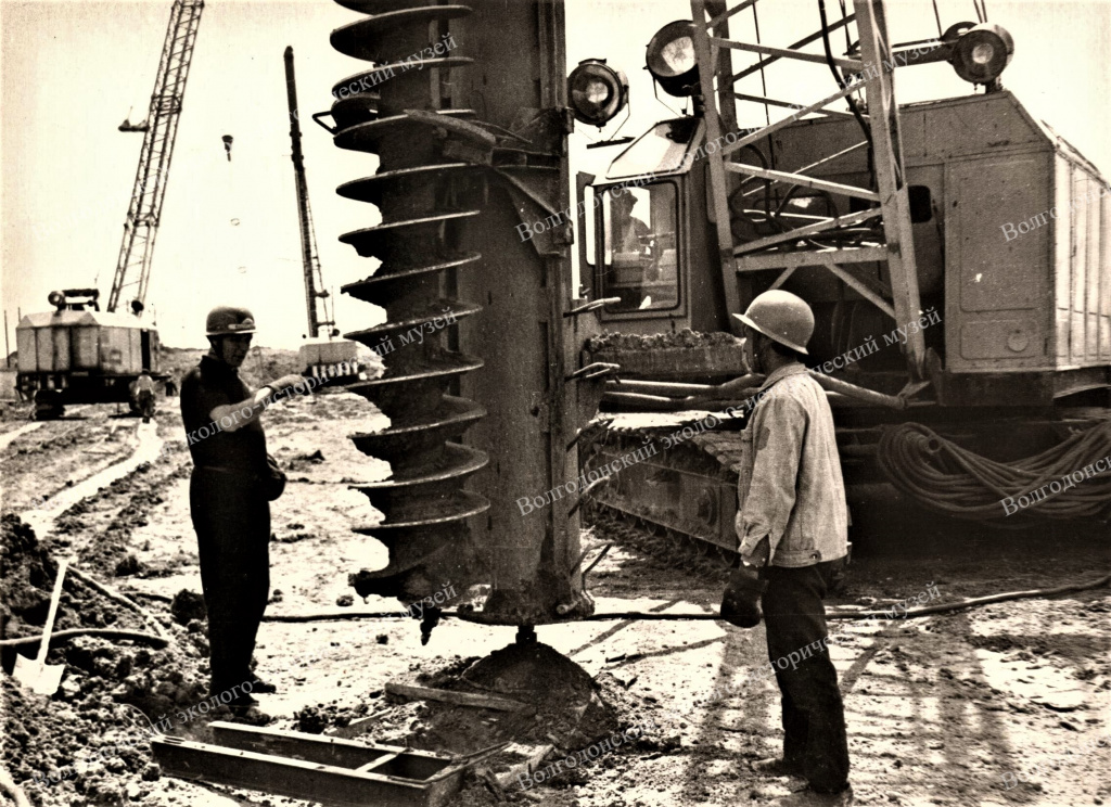 3. Бурение скважин под сваи третьего корпуса завода. 1974 г.jpg