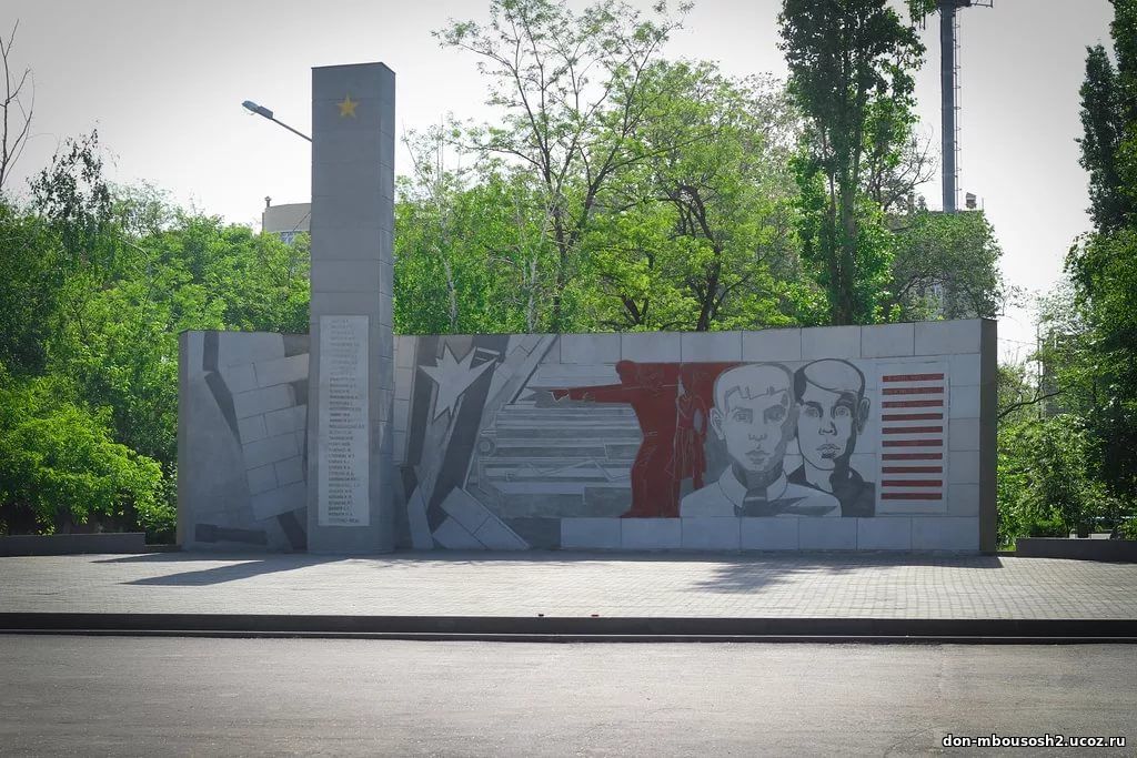 Памятник в честь пионеров-героев. г. Каменск.jpg