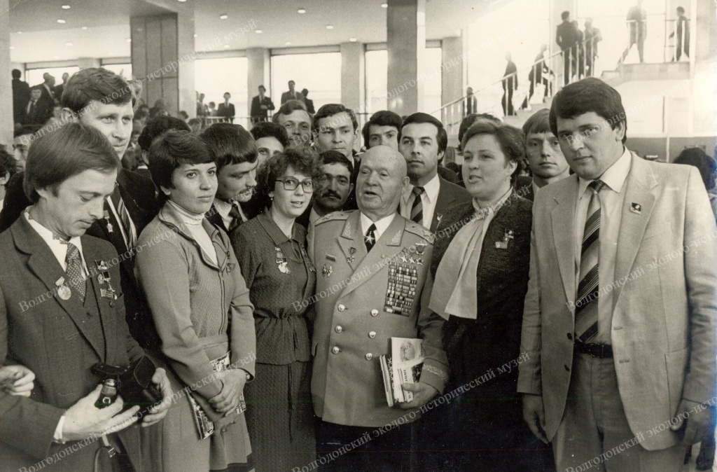 Александр Сысуев (первый слева) среди делегатов 19 съезда ВЛКСМ.jpg